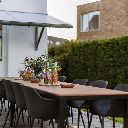 Huswell - Spacious House With Sunny Garden Villa